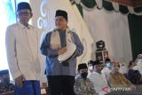 Menteri Badan Usaha Milik Negara (BUMN) Erick Thohir (kedua kiri) didampingi  Pengasuh Pondok Pesantren Darul Ulum, KH Zu'em Widjaja As'ad (kiri) menabuh rebana saat Festival Banjari Erick Thohir se-Jawa Timur di Islamic Center Universitas Pesantren Tinggi Darul Ulum (UNIPDU), Kecamatan Petorangan, Kabupaten Jombang, Jawa Timur, Jumat (8/4/2022). Festival Banjari Erick Thohir tingkat SMA sederajat se-Jawa Timut tersebut diikuti sekitar 57 grup. Menteri BUMN juga memberikan beasiswa kepada santri mulai dari SMA hingga lulus perguruan tinggi. Antara Jatim/Syaiful Arif/zk