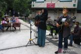 Penyanyi menghibur pengunjung yang menunggu waktu berbuka puasa atau ngabuburit di kawasan Wisata Heritage Kayutangan, Malang, Jawa Timur, Sabtu (9/4/2022). Kawasan yang dipenuhi bangunan cagar budaya tersebut ramai dikunjungi warga termasuk di bulan Ramadan untuk menunggu waktu berbuka puasa. Antara Jatim/Ari Bowo Sucipto/zk