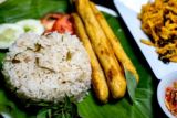 Membuat nasi gurih daun jeruk untuk menu berbuka