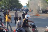 Mahasiswa blokade Jalan Alaudin Makassar saat demonstrasi