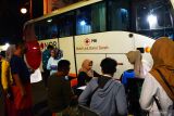  Sejumlah calon pendonor antre saat petugas Palang Merah Indonesia (PMI) melayani transfusi darah di dalam Mobil Unit Donor Darah di ruang publik kawasan Alun-alun Kota Madiun, Jawa Timur, Sabtu (9/4/2021) malam. Kegiatan tersebut untuk memfasilitasi umat muslim yang ingin melakukan donor darah pada malam hari karena pada siang hari melaksanakan ibadah puasa Ramadhan serta bagi warga yang berkunjung ke alun-alun. Antara Jatim/Siswowidodo