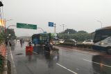 Hujan bubarkan pedemo di depan gedung DPR