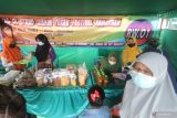  Warga membeli makanan ringan di stand pameran Pekan Festival Ramadhan usaha mikro kecil menengah (UMKM)  di Kota Kediri, Jawa Timur, Sabtu (9/4/2022). Kegiatan yang menampilkan produk-produk UMKM berupa makanan minuman dan kerajinan tersebut guna mendorong munculnya wirausahawan baru sekaligus membangkitkan ekonomi masyarakat daerah sekitar. Antara Jatim/Prasetia Fauzani/zk