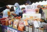 Pedagang menata minuman di stand pameran Pekan Festival Ramadhan usaha mikro kecil menengah (UMKM)  di Kota Kediri, Jawa Timur, Sabtu (9/4/2022). Kegiatan yang menampilkan produk-produk UMKM berupa makanan minuman dan kerajinan tersebut guna mendorong munculnya wirausahawan baru sekaligus membangkitkan ekonomi masyarakat daerah sekitar. Antara Jatim/Prasetia Fauzani/zk