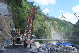 Sejumlah pekerja menyelesaikan pembangunan jembatan gantung Gladak Perak yang hancur terdampak awan panas guguran Gunung Semeru di Lumajang, Jawa Timur, Sabtu (9/4/2022). Kementerian Pekerjaan Umum dan Perumahan Rakyat membangun jembatan darurat untuk dipakai sementara oleh kendaraan roda dua.. Antara Jatim/Seno/zk