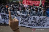 Massa yang tergabung dalam Aliansi Mahasiswa Jawa Barat melakukan aksi unjuk rasa di depan Gedung Sate, Bandung, Jawa Barat, Senin (11/4/2022). Aksi tersebut untuk menyampaikan tuntutan kepada pemerintah Indonesia agar tetap berpedoman pada konstitusi undang undang serta kembali menstabilkan harga bahan pokok dan bensin. ANTARA FOTO/Novrian Arbi/agr