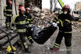 Pencarian jenazah korban serangan Rusia di Kyiv Ukraina