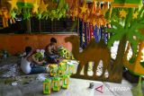 Perajin menyelesaikan pembuatan pernak-pernik bernuansa Ramadhan di Medan, Sumatera Utara, Selasa (12/4/2022). Pernak-pernik tersebut dijual dengan harga Rp5.000 hingga Rp500.000 tergantung ukuran dan tingkat kesulitan. ANTARA FOTO/Fransisco Carolio
