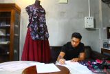 Desainer Farhan Alif Daffa merancang busana busana batik etnik kontemporer di Malang, Jawa Timur, Selasa (12/4/2022). Busana rancangan Farhan yang memadukan motif batik kontemporer dengan busana bergaya modern serta kasual tersebut menjadi tren dan disukai konsumennya yang rata-rata berusia muda atau kaum milenial. Antara Jatim/Ari Bowo Sucipto/zk