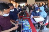 Warga membeli beras berharga murah saat operasi pasar di kawasan rumah susun sederhana sewa (rusunawa), Kelurahan Dandangan, Kota Kediri, Jawa Timur, Selasa (12/4/2022). Pemerintah daerah setempat menyelenggarakan operasi pasar saat Ramadhan guna membantu terpenuhinya kebutuhan sembako penghuni rusunawa berpenghasilan rendah. Antara Jatim/Prasetia Fauzani/zk