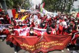 Sejumlah mahasiswa yang tergabung dalam Ikatan Mahasiswa Muhammadiyah Sidoarjo berunjuk rasa di depan Gedung DPRD Sidoarjo, Jawa Timur, Selasa (12/4/2022). Dalam aksinya mereka menuntut pemerintah menstabilkan harga minyak goreng, menurunkan harga bahan bakar minyak dan tarif PPN serta menolak perpanjangan masa jabatan presiden. Antara Jatim/Umarul Faruq/zk