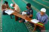 Penyandang tuna netra dan keterbatasan  penglihatan (low vision) sedang belajar menulis ayat Al Quran dengan huruf braile di Unit Pelaksana Teknis (UPT) Rehabilitasi Sosial Bina Netra (RSBN) Janti, Malang, Jawa Timur, Rabu (13/4/2022). Kegiatan tersebut diadakan setelah salat duhur setiap hari selama bulan Ramadhan untuk meningkatkan kemampuan para penyandang tuna netra dan keterbatasan penglihatan dalam menulis ayat Al Quran dalam huruf braille. Antara Jatim/Ari Bowo Sucipto/zk