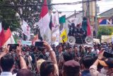 Pengunjuk rasa singkirkan kawat berduri di depan Kantor Pemprov Lampung