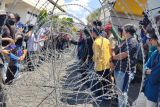 Mahasiswa yang berunjuk rasa tak bisa masuk ke dalam halaman Pemprov Lampung