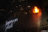  Kobaran api muncul dari Tunjungan Plaza 5 yang terbakar di Surabaya, Jawa Timur, Rabu (13/4/2022). Sejumlah kendaraan pemadam kebakaran dikerahkan termasuk tiga Bronto Skylift untuk memadamkan api yang membakar lantai 5 Tunjungan Plaza 5 itu. Antara Jatim/Didik Suhartono/zk