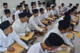 Santri mengikuti kajian kitab kuning di Pondok Pesantren Darussalam, Kabupaten Ciamis, Jawa Barat, Rabu (13/4/2022). Pemerintah Provinsi Jawa Barat mencanangkan 17 Program Pesantren Juara dalam upaya memperkuat dan memandirikan pesantren dalam lembaga pendidikan yang ramah zaman, kompatibel dengan perkembangan zaman dan siap menjawab tantangan zaman. ANTARA FOTO/Adeng Bustomi/agr
