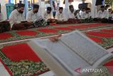 Warga Binaan Pemasyarakatan (WBP) membaca Al Quran di Lapas Kelas IIB Indramayu, Jawa Barat, Rabu (13/4/2022). Lapas Kelas IIB Indramayu menggelar berbagai kegiatan keagamaan selama bulan Ramadhan, seperti Pesantren Kilat, lomba membaca Iqra dan tadarus Al Quran untuk meningkatkan keimanan dan ketaqwaan warga binaan. ANTARA FOTO/Dedhez Anggara/agr