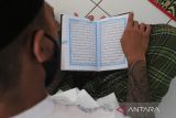 Seorang Warga Binaan Pemasyarakatan (WBP) membaca Al Quran di Lapas Kelas IIB Indramayu, Jawa Barat, Rabu (13/4/2022). Lapas Kelas IIB Indramayu menggelar berbagai kegiatan keagamaan selama bulan Ramadhan, seperti Pesantren Kilat, lomba membaca Iqra dan tadarus Al Quran untuk meningkatkan keimanan dan ketaqwaan warga binaan. ANTARA FOTO/Dedhez Anggara/agr
