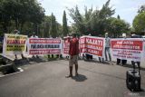 Sejumlah warga berunjuk rasa di depan kantor Kejaksaan Negeri (Kejari) Sidoarjo, Jawa Timur, Rabu (13/4/2022). Mereka menuntut Kejari Sidoarjo untuk segera melakukan eksekusi dan mengembalikan tiga sertifikat tanah seluas 9,85 hektare di Desa Tambak oso, Kecamatan Waru, Sidoarjo sesuai putusan Mahkamah Agung (MA). Antara Jatim/Umarul Faruq/zk