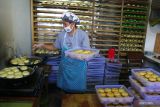 Pekerja membuat salah satu produk makanan beku untuk dikirim ke berbagai kota di pulau Jawa dan Bali di rumah produksi Jurloem Foods Malang, Jawa Timur, Kamis (14/4/2022). Pengusaha makanan beku tersebut mengatakan selama bulan Ramadhan tahun ini mereka meningkatkan produksi dari 300 kotak menjadi 500 kotak per hari untuk mengatasi permintaan yang meningkat  hingga sekitar 80 persen dari pasar digital. Antara Jatim/Ari Bowo Sucipto/zk