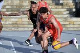 Pebasket tim nasional bola basket 3x3 Indonesia Julian Chalias (kanan) mengikuti sesi latih tanding di kawasan Kuta, Badung, Bali, Kamis (14/4/2022). Tim nasional bola basket 3x3 Indonesia menjalani pemusatan latihan di Bali dan akan mengikuti ABL 3x3 International Champions Cup 2022 di Bali pada 16-17 April sebagai persiapan menjelang SEA Games Hanoi, Vietnam. ANTARA FOTO/Fikri Yusuf/nym.