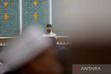 Wakil Presiden Ma'ruf Amin (tengah) menyampaikan tausiah seusai melaksanakan ibadah shalat Isya berjamaah di Masjid Raya Baiturrahman, Banda Aceh, Aceh, Rabu (13/4/2022). Dalam kunjungan kerja Wakil Presiden ke Aceh kali ini selain untuk membuka Pekan Tilawatil Qur'an (PTQ) RRI Tingkat Nasional ke-52 di Takengon, Wapres juga memberikan tausiah dan shalat tarawih berjamaah bersama masyarakat Aceh. ANTARA Aceh/Syifa Yulinnas