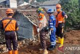 Satu keluarga di Kota Sukabumi tertimbun longsor