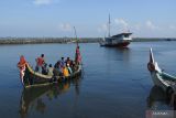 Warga kepulauan bersiap naik ke perahu motor untuk mudik lebih awal di Pelabuhan Kalbut, Situbondo, Jawa Timur, Sabtu (16/4/2022). Warga Pulau Sapudi Sumenep mudik lebih awal menggunakan perahu motor meskipun perlengkapan keselamatan penumpang yang dimiliki perahu tersebut terbatas karena tidak ada sekoci dan pelampung keselamatan. Antara Jatim/Seno/zk