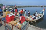 Warga kepulauan bersiap naik ke perahu untuk mudik lebih awal di Pelabuhan Kalbut, Situbondo, Jawa Timur, Sabtu (16/4/2022). Warga Pulau Sapudi Sumenep mudik lebih awal menggunakan perahu motor meskipun perlengkapan keselamatan penumpang yang dimiliki perahu tersebut terbatas karena tidak ada sekoci dan pelampung keselamatan. Antara Jatim/Seno/zk