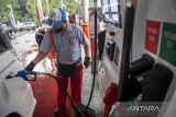 Petugas melayani pengisian BBM di SPBU Pertamina 31.40101 di Bandung, Jawa Barat, Sabtu (16/4/2022). Pertamina Patra Niaga Regional Jawa Bagian Barat memastikan stok BBM dan LPG selama Ramadhan hingga arus mudik lebaran Idul Fitri aman dan saat ini seluruh infrastruktur telah disiagakan meliputi delapan Terminal BBM, lima Terminal LPG, lima depot pengisian pesawat udara dan lebih dari 1900 lembaga penyalur BBM se-Jawa Bagian Barat serta lebih dari 38 ribu lembaga penyalur LPG. ANTARA FOTO/M Agung Rajasa/agr