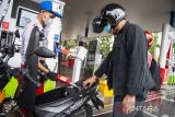 Petugas melayani pengisian BBM di SPBU Pertamina 31.40101 di Bandung, Jawa Barat, Sabtu (16/4/2022). Pertamina Patra Niaga Regional Jawa Bagian Barat memastikan stok BBM dan LPG selama Ramadhan hingga arus mudik lebaran Idul Fitri aman dan saat ini seluruh infrastruktur telah disiagakan meliputi delapan Terminal BBM, lima Terminal LPG, lima depot pengisian pesawat udara dan lebih dari 1900 lembaga penyalur BBM se-Jawa Bagian Barat serta lebih dari 38 ribu lembaga penyalur LPG. ANTARA FOTO/M Agung Rajasa/agr