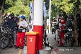 Petugas melayani pengisian BBM di SPBU Pertamina 31.40101 di Bandung, Jawa Barat, Sabtu (16/4/2022). Pertamina Patra Niaga Regional Jawa Bagian Barat memastikan stok BBM dan LPG selama Ramadhan hingga arus mudik lebaran Idul Fitri aman dan saat ini seluruh infrastruktur telah disiagakan meliputi delapan Terminal BBM, lima Terminal LPG, lima depot pengisian pesawat udara dan lebih dari 1900 lembaga penyalur BBM se-Jawa Bagian Barat serta lebih dari 38 ribu lembaga penyalur LPG. ANTARA FOTO/M Agung Rajasa/agr