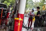 Petugas melayani pengisian BBM di SPBU Pertamina 31.40101 di Bandung, Jawa Barat, Sabtu (16/4/2022). Pertamina Patra Niaga Regional Jawa Bagian Barat memastikan stok BBM dan LPG selama Ramadhan hingga arus mudik lebaran Idul Fitri aman dan saat ini seluruh infrastruktur telah disiagakan meliputi delapan Terminal BBM, lima Terminal LPG, lima depot pengisian pesawat udara dan lebih dari 1900 lembaga penyalur BBM se-Jawa Bagian Barat serta lebih dari 38 ribu lembaga penyalur LPG. ANTARA FOTO/M Agung Rajasa/agr