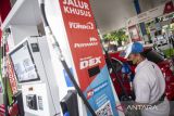 Petugas memeriksa mesin sebelum melayani pengisian BBM di SPBU Pertamina 31.40101 di Bandung, Jawa Barat, Sabtu (16/4/2022). Pertamina Patra Niaga Regional Jawa Bagian Barat memastikan stok BBM dan LPG selama Ramadhan hingga arus mudik lebaran Idul Fitri aman dan saat ini seluruh infrastruktur telah disiagakan meliputi delapan Terminal BBM, lima Terminal LPG, lima depot pengisian pesawat udara dan lebih dari 1900 lembaga penyalur BBM se-Jawa Bagian Barat serta lebih dari 38 ribu lembaga penyalur LPG. ANTARA FOTO/M Agung Rajasa/agr