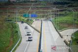 Kendaraan melintasi ruas Jalan Tol Cileunyi-Sumedang-Dawuan (Cisumdawu) di Pamulihan, Kabupaten Sumedang, Jawa Barat, Sabtu (16/4/2022). Pemerintah Kabupaten Sumedang akan mengoperasikan Jalan Tol Cisumdawu Seksi II dan III sebagai salah satu langkah antisipasi jika terjadi kepadatan kendaraan saat arus mudik Lebaran 2022. ANTARA FOTO/Raisan Al Farisi/agr