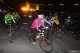 Pesepeda melintasi jembatan lama Kediri saat kegiatan bertajuk Fun Night Ride di Kota Kediri, Jawa Timur, Sabtu (16/4/2022) malam. Bersepeda pada malam hari sejauh lima kilometer yang diikuti ratusan peserta dari sejumlah komunitas pecinta sepeda tersebut sebagai sarana silaturahmi sekaligus mengkampanyekan penggunaan sepeda sebagai transportasi ramah lingkungan. Antara Jatim/Prasetia Fauzani/zk