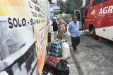 Sejumlah calon pemudik menunggu kedatangan bus Antara Kota Antar Provinsi (AKAP) di sebuah agen Perusahaan Otobus (PO) di Bekasi, Jawa Barat, Sabtu (16/4/2022). Sejumlah warga memutuskan untuk mudik lebih awal untuk menghindari terjadinya lonjakan penumpang saat arus mudik, kemacetan dan harga tiket yang tinggi. ANTARA FOTO/Fakhri Hermansyah/wsj.