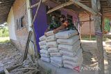 Prajurit TNI Kodim 0616/Indrmayu menyiapkan semen untuk merenovasi rumah tidak layak huni (RTLH) di Desa Ujungaris, Widasari, Indramayu, Jawa Barat, Senin (18/4/2022). Bantuan bedah rumah tidak layak huni tersebut merupakan bakti sosial TNI AD untuk membantu masyarakat. ANTARA FOTO/Dedhez Anggara/agr