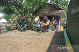 Danrem 063/Sunan Gunung Jati Kolonel Inf Dany Rakca (kiri) didampingi Dandim 0616/Indrmayu Letkol Inf Teguh Wibowo (Kanan) membongkar material pasir untuk membangun rumah tidak layak huni (RTLH) yang akan direnovasi di Desa Ujungaris, Widasari, Indramayu, Jawa Barat, Senin (18/4/2022). Bantuan bedah rumah tidak layak huni tersebut merupakan bakti sosial TNI AD untuk membantu masyarakat. ANTARA FOTO/Dedhez Anggara/agr