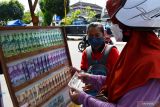  Penjual jasa penukaran uang baru melayani konsumen di Kota Madiun, Jawa Timur, Minggu (17/4/2022). Saat menghadapi Lebaran sebagian warga menjual jasa penukaran uang baru dengan memungut tambahan 10 persen dari jumlah uang yang ditukarkan untuk uang pecahan Rp2.000, Rp5.000, Rp10.000, Rp20.000. Antara Jatim/Siswowidodo