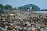 Sampah Berserakan Di Pantai Padang