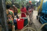 Anggota DPRD Padang salurkan air bersih di dua kelurahan alami krisis air
