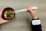 Peneliti Jepang kembangkan sumpit listrik untuk meningkatkan rasa asin