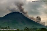 Gunung Merapi luncurkan guguran awan panas  sejauh 2 km ke barat daya