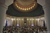 Umat Islam menghadiri peringatan Nuzulul Quran di Masjid Al Akbar Surabaya, Jawa Timur, Senin (18/4/2022). Nuzulul Quran atau turunnya Al Quran tersebut diperingati setiap tanggal 17 Ramadhan. Antara Jatim/Moch Asim/zk.