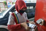 Petugas melayani pengisian BBM di SPBU 24.351.126 Jalan Pangeran Antasari, Bandar Lampung, Lampung, Selasa (19/4/2022). Pertamina Patra Niaga Regional Sumbagsel mengerahkan 384 unit armada mobil tangki, 27 unit bridger avtur dan 174 unit skid tank untuk LPG serta 16 titik SPBU kantung dan 15 titik layanan motoris pada jalur mudik ditambah 11 SPBU Siaga Tol Trans - Sumatera dan empat SPBU Modular di sepanjang jalur Tol Bakauheni - Palembang. ANTARA FOTO/Ardiansyah/Lmo
