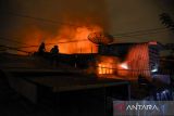 Petugas Dinas Pemadam Kebakaran Kota Medan memadamkan api yang membakar kawasan padat penduduk di Medan Polonia, Kota Medan, Sumatera Utara, Selasa (19/4/2022) malam. Kebakaran yang terjadi pada pukul 22.51 WIB tersebut menghanguskan lima rumah warga dan penyebab kebakaran masih dalam penyelidikan pihak terkait. 

ANTARA FOTO/Fransisco Carolio.