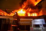 Petugas Dinas Pemadam Kebakaran Kota Medan memadamkan api yang membakar kawasan padat penduduk di Medan Polonia, Kota Medan, Sumatera Utara, Selasa (19/4/2022) malam. Kebakaran yang terjadi pada pukul 22.51 WIB tersebut menghanguskan lima rumah warga dan penyebab kebakaran masih dalam penyelidikan pihak terkait. 

ANTARA FOTO/Fransisco Carolio.