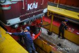 Petugas melakukan perawatan lokomotif kereta api di Dipo Lokomotif PT KAI Daop 2 Bandung, Jawa Barat, Rabu (20/4/2022). PT KAI Daop 2 Bandung menyiapkan 166 gerbong dan 24 lokomotif saat mudik Lebaran 2022 dengan tujuan ke berbagai daerah. ANTARA FOTO/Raisan Al Farisi/agr