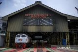 Lokomotif kereta api keluar dari Dipo Lokomotif PT KAI Daop 2 Bandung, Jawa Barat, Rabu (20/4/2022). PT KAI Daop 2 Bandung menyiapkan 166 gerbong dan 24 lokomotif saat mudik Lebaran 2022 dengan tujuan ke berbagai daerah. ANTARA FOTO/Raisan Al Farisi/agr